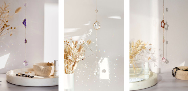 Xander Kostroma Raw Rose Quartz Crystal Window Suncatcher Handmade using raw Rose Quartz crystals on a gold-tone plated chain, this Rose Quartz crystal suncatcher is the perfect addition to welcoming […]